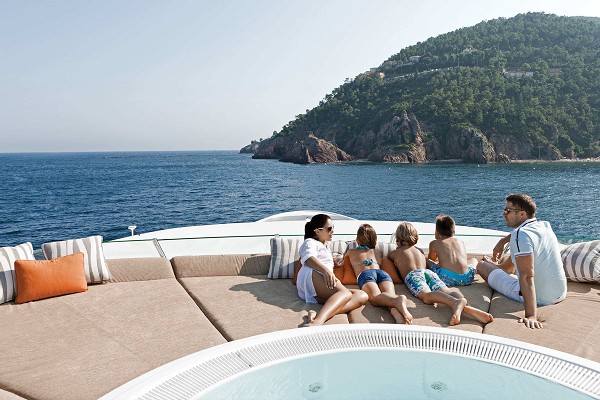做資深三亞旅游達(dá)人，游艇旅游更時尚！